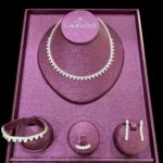 simple jewellery set for engagement Melda a shiny zircon circle around the neck